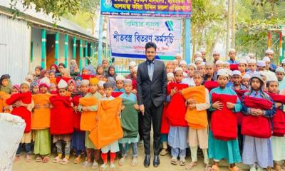 প্রিমিয়ার ব্যাংকের উদ্যোগে সরিষাবাড়ীতে শীতবস্ত্র বিতরণ