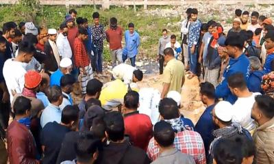 আশুলিয়ায় ডোবা থেকে অজ্ঞাত অর্ধগলিত লাশ উদ্ধার