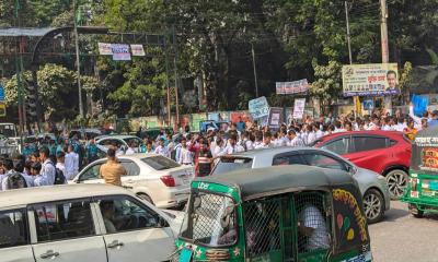 বিভিন্ন দাবিতে রেসিডেন্সিয়াল কলেজের শিক্ষার্থীদের সড়ক অবরোধ