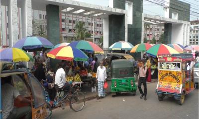 প্রবেশপথ আটকে ভ্রাম্যমাণ ব্যবসাপ্রতিষ্ঠান: উচ্ছেদে ব্যর্থ শেবাচিম কর্তৃপক্ষ