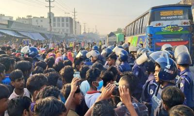 বেতন বৃদ্ধির দাবিতে শ্রমিকদের মহাসড়ক অবরোধ