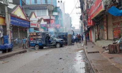 শ্রীপুরে পুলিশের ৩টি গাড়ি ও দুটি বক্সে আগুন