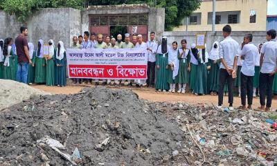 স্কুলের প্রধান ফটকের সামনে ময়লার স্তূপ, দুর্গন্ধে অতিষ্ঠ এলাকাবাসী