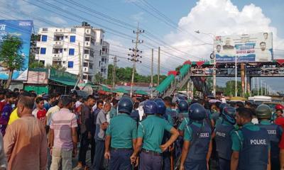 পুলিশের বাঁধা উপেক্ষা করে সড়ক অবরোধ শাবিপ্রবি শিক্ষার্থীদের