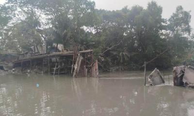 তালতলীতে ব্রিজ ভেঙে খালে, ১০ হাজার মানুষের ভোগান্তি