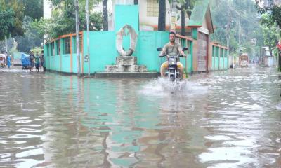 পানি নিষ্কাশনের ব্যবস্থা না থাকায় টাঙ্গাইল পৌর এলাকায় ভয়াবহ জলাবদ্ধতা