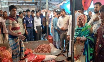 টাঙ্গাইলে দ্রব্যমূল্য নিয়ন্ত্রণে টাস্কফোর্সের অভিযানে জরিমানা