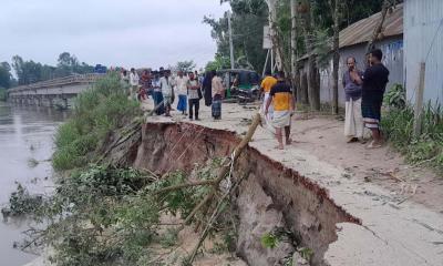 টাঙ্গাইলে ব্রিজের সংযোগ সড়ক ভেঙে যোগাযোগ বিচ্ছিন্ন