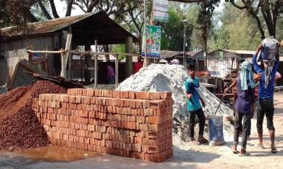 তানোরে হাটের জায়গা জবরদখল করে পাকা স্থাপনা নির্মাণ