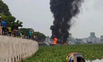 দেড় ঘণ্টা পর নিয়ন্ত্রণে তেলবাহী জাহাজের আগুন