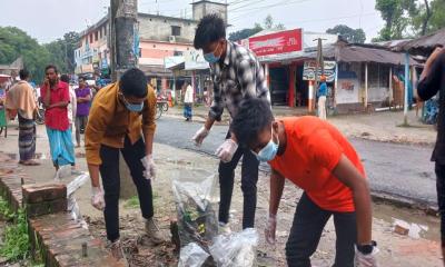 তেঁতুলিয়ায় বাজার ও পিকনিক কর্ণার পরিষ্কার করল শিক্ষার্থীরা