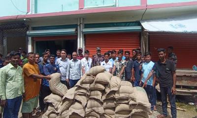 থানচিতে কর্মহীন পর্যটক গাইডের আর্থিক সহায়তা প্রদান