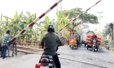 দুর্ঘটনার হাত থেকে রক্ষা পেলে ছাত্রদলের শতাধিক নেতাকর্মী