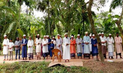মসজিদে তালা: মুসল্লিরা নামাজ আদায় করলেন রাস্তায়