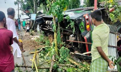 ভূঞাপুরে নিয়ন্ত্রণ হারিয়ে বাস বসতঘরে, প্রাণ গেল ব্যবসায়ীর